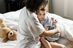 Cómo calmar a tu hijo después de una pesadilla