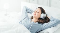 Por qué escuchar palabras relajantes mejora el descanso