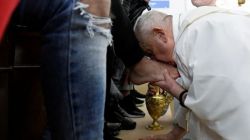 Francisco les lavó los pies a doce detenidas en una cárcel de Roma