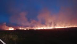 Un incendio rural complica la visibilidad en una ruta nacional