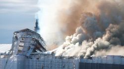 Incendio y derrumbe en la histórica Bolsa de Copenhague