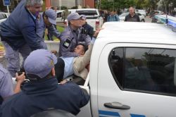 Chaco: Concejal se trepó a un patrullero en una manifestación y fue detenido