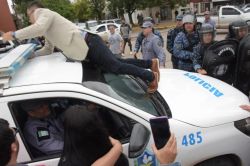 Chaco: Concejal se trepó a un patrullero en una manifestación y fue detenido