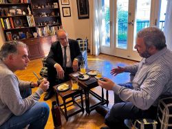 Uruguay: Tras bajarse de su precandidatura Bergara se reunió con Orsi
