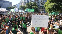 Universidad  pública: Miles de estudiantes se movilizan hacia la Plaza de Mayo