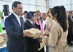 Valdés entregó más de 1080 notebooks a estudiantes de La Cruz y Alvear