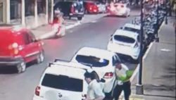 Intentó atacar a un inspector de tránsito y quedó inconsciente en la calle