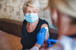 Vacunas contra el COVID: Beneficios y efectos colaterales 