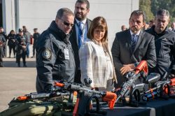 Bullrich presentó armas no letales para la Policía de Seguridad Aeroportuaria