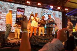 Como broche de oro, Valdés entregó premios en la Gran Cena de los Pescadores